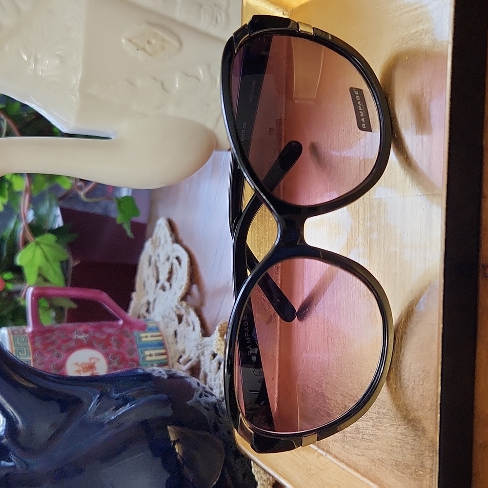 RS1002 Blk 2 Blk sunglasses